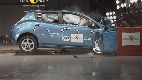 De EuroNCAP heeft weer nieuwe modellen aan de strenge botsproef blootgesteld. Alle nieuwkomers scoren voorbeeldig vijf sterren. De Focus bleek daarbij zeer voetgangersvriendelijk. De Nissan LEAF ging