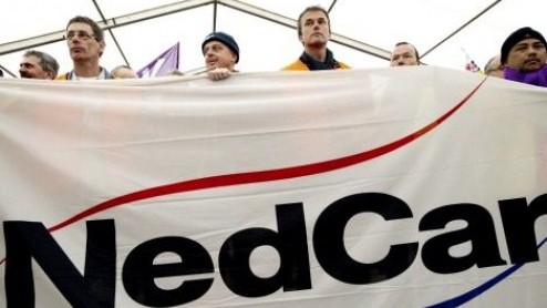 Even leek het erop alsof de overname van NedCar door het Eindhovense metaalconglomeraat VDL al in kannen en kruiken was. De medewerkers van NedCar zullen echter nog een maandje in onzekerheid blijven.