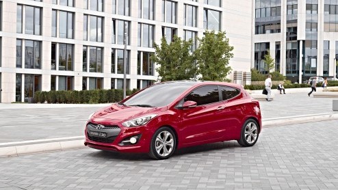 Hyundai zet de eerder aangekondigde driedeurs i30 vanaf deze maand bij de dealer. De derde telg heeft een dynamischere stempel en staat voor net geen 18 mille in de boeken.
