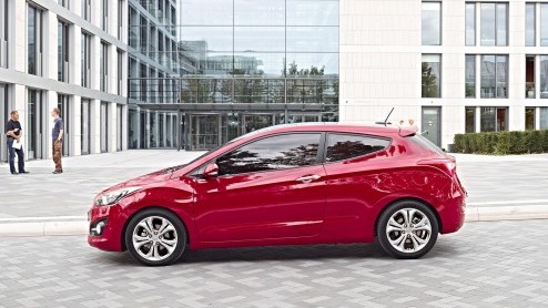 Na het digitaal onthullen van de Kia pro_ceed is het nu de beurt aan Hyundai om de driedeurs i30 los te gooien. Het derde gezinslid van de i30-familie staat sportiever in het leven en arriveert begin
