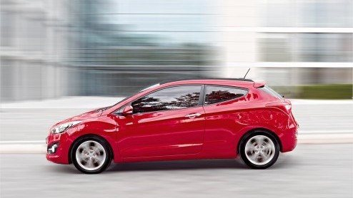 Hyundai zet de eerder aangekondigde driedeurs i30 vanaf deze maand bij de dealer. De derde telg heeft een dynamischere stempel en staat voor net geen 18 mille in de boeken.