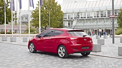 Hyundai zet de eerder aangekondigde driedeurs i30 vanaf deze maand bij de dealer. De derde telg heeft een dynamischere stempel en staat voor net geen 18 mille in de boeken.