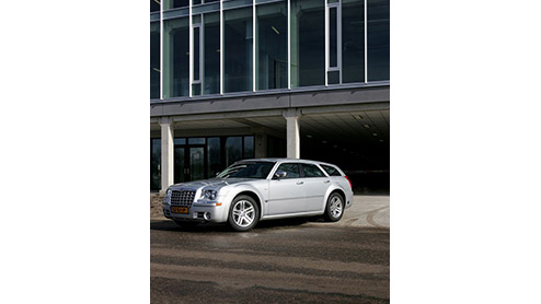 Speciaal om de zakelijke rijder tegemoet te komen, levert Chrysler naast de al eerder geïntroduceerde 3.0 diesel nog een alternatief voor deze markt. De 2.7 en 3.5 liter V6 kunnen vanaf nu ook be