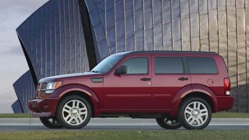 Het jonge, brutale imago dat Dodge zo nastreeft, wil met de goedkope Caliber en de wat suffe Avenger nog niet echt doorzetten. Maar er is nu assistentie in de vorm van de Nitro. Een imposante SUV die 