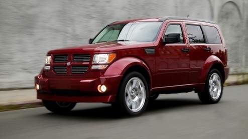 Het jonge, brutale imago dat Dodge zo nastreeft, wil met de goedkope Caliber en de wat suffe Avenger nog niet echt doorzetten. Maar er is nu assistentie in de vorm van de Nitro. Een imposante SUV die 