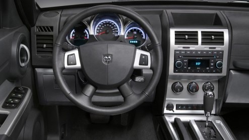 Het jonge, brutale imago dat Dodge zo nastreeft, wil met de goedkope Caliber en de wat suffe Avenger nog niet echt doorzetten. Maar er is nu assistentie in de vorm van de Nitro. Een imposante SUV die 