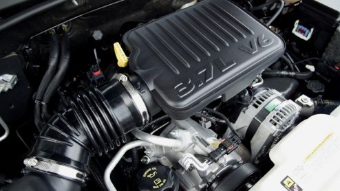 Het jonge, brutale imago dat Dodge zo nastreeft, wil met de goedkope Caliber en de wat suffe Avenger nog niet echt doorzetten. Maar er is nu assistentie in de vorm van de Nitro. Een imposante SUV die 
