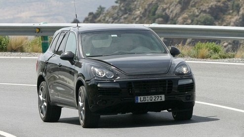Porsche is druk bezig met de voorbereidingen voor de geheel nieuwe Cayenne, die zoals het er nu naar uitziet eind 2010 zal debuteren. Dan komt Volkswagen namelijk ook met de tweede generatie van de To