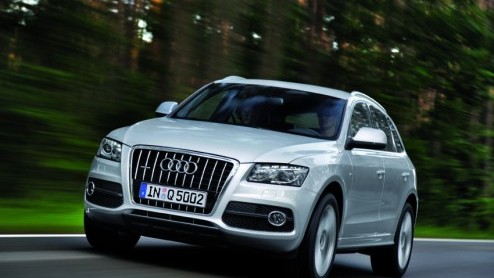 Audi heeft de prijzen bekend gemaakt van het kleinere broertje van de Q7. Inderdaad, heel toepasselijk de Q5 genaamd, die het leven van onder meer de BMW X3 zuur moet gaan maken.