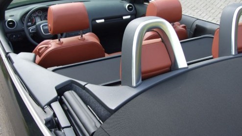 In Ingolstadt weigeren ze om met de coup-cabriolet -trend mee te gaan. Audi monteert louter canvasdaken op haar cabrios. Zo ook voor de nieuwe A3 cabriolet. En eerlijk is eerlijk, een hardtop kap ka
