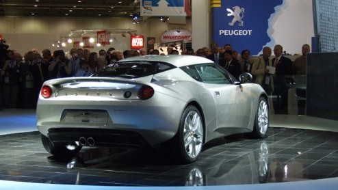 Nu het doek van de nieuwe Lotus is gehaald, maakt de fabrikant vandaag op de Britisch Motorshow ook gelijk de naam bekend.
