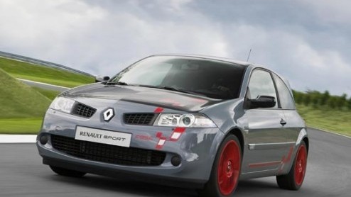 Renault komt met de Megane R26.R, die het predikaat snelste Megane ooit krijgt opgeplakt. De potente hatch wordt in een beperkte oplage van slechts 450 stuks gebouwd.