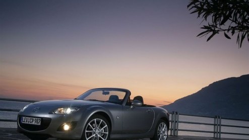Opnieuw een onbedoeld kijkje in de keuken bij Mazda. Dit keer kunnen we een blik werpen op de MX-5, die een facelift zal krijgen. Update: Drie keer kijken, de opgefriste versie in beeld!