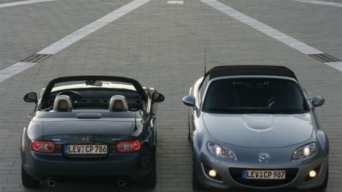 Opnieuw een onbedoeld kijkje in de keuken bij Mazda. Dit keer kunnen we een blik werpen op de MX-5, die een facelift zal krijgen. Update: Drie keer kijken, de opgefriste versie in beeld!