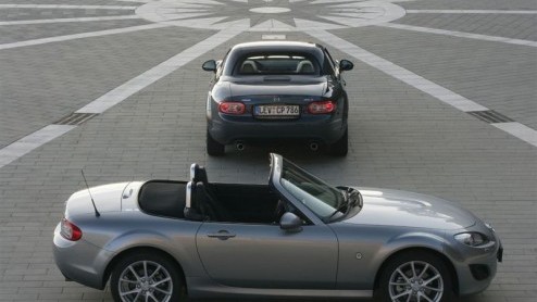 Opnieuw een onbedoeld kijkje in de keuken bij Mazda. Dit keer kunnen we een blik werpen op de MX-5, die een facelift zal krijgen. Update: Drie keer kijken, de opgefriste versie in beeld!