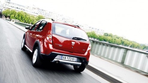 Dacia mengt zich in het SUV-segment met de Sandero Stepway. Stoere looks en een 1.6 16V die ook rijdt op bio-ethanol maken het plaatje compleet. Voor de Zuid-Amerikaanse markt welteverstaan. Update: D