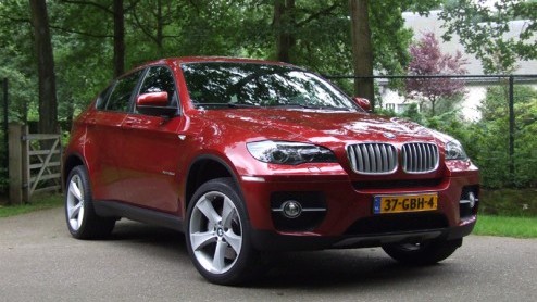 Tja, je zult maar ontwerper zijn bij BMW en dan ook nog eens verantwoordelijk zijn voor het lijnenspel van de nieuwste telg uit Mnchen: de X6. Geloof maar dat deze heren (en dames?) vorig jaar behoor
