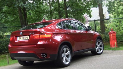 Tja, je zult maar ontwerper zijn bij BMW en dan ook nog eens verantwoordelijk zijn voor het lijnenspel van de nieuwste telg uit Mnchen: de X6. Geloof maar dat deze heren (en dames?) vorig jaar behoor