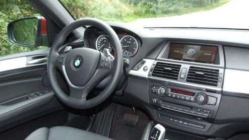 Tja, je zult maar ontwerper zijn bij BMW en dan ook nog eens verantwoordelijk zijn voor het lijnenspel van de nieuwste telg uit Mnchen: de X6. Geloof maar dat deze heren (en dames?) vorig jaar behoor