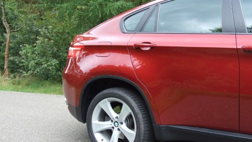 Tja, je zult maar ontwerper zijn bij BMW en dan ook nog eens verantwoordelijk zijn voor het lijnenspel van de nieuwste telg uit Mnchen: de X6. Geloof maar dat deze heren (en dames?) vorig jaar behoor