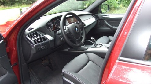 Tja, je zult maar ontwerper zijn bij BMW en dan ook nog eens verantwoordelijk zijn voor het lijnenspel van de nieuwste telg uit Mnchen: de X6. Geloof maar dat deze heren (en dames?) vorig jaar behoor