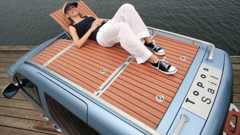 Op de caravanbeurs in Dsseldorf komt Volkswagen met een bijzonder studiemodel, de Caddy Topos Sail Design Concept. Kortweg, een Caddy met een teakhouten zonnedak, genspireerd op een bootdek.