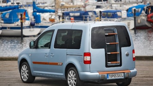 Op de caravanbeurs in Dsseldorf komt Volkswagen met een bijzonder studiemodel, de Caddy Topos Sail Design Concept. Kortweg, een Caddy met een teakhouten zonnedak, genspireerd op een bootdek.