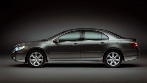 Honda meldt trots de komst van een nieuwe Legend. Nieuw is echter een groot woord. Een andere motorkap, gewijzigde lichtunits en een nieuwe kofferklep maken het verschil. Vergeten we nog bijna het Act