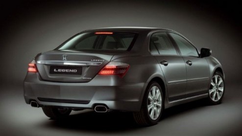 Honda meldt trots de komst van een nieuwe Legend. Nieuw is echter een groot woord. Een andere motorkap, gewijzigde lichtunits en een nieuwe kofferklep maken het verschil. Vergeten we nog bijna het Act