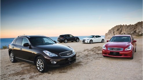 Jawel, het is bijna zover. Over een paar maanden kun je gewoon bij een Nederlandse Infiniti-dealer terecht om zon Amerikaan op de kop te tikken. Eind dit jaar opent namelijk zowel in Amsterdam als in