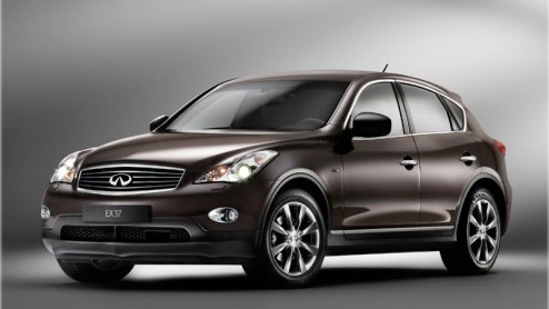 Jawel, het is bijna zover. Over een paar maanden kun je gewoon bij een Nederlandse Infiniti-dealer terecht om zon Amerikaan op de kop te tikken. Eind dit jaar opent namelijk zowel in Amsterdam als in
