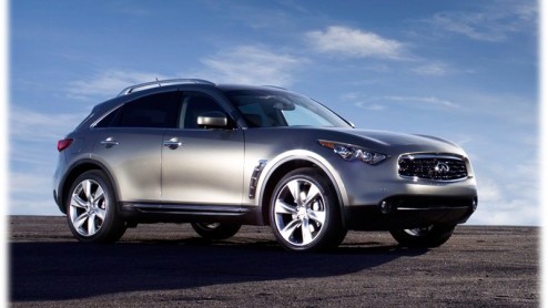 Jawel, het is bijna zover. Over een paar maanden kun je gewoon bij een Nederlandse Infiniti-dealer terecht om zon Amerikaan op de kop te tikken. Eind dit jaar opent namelijk zowel in Amsterdam als in