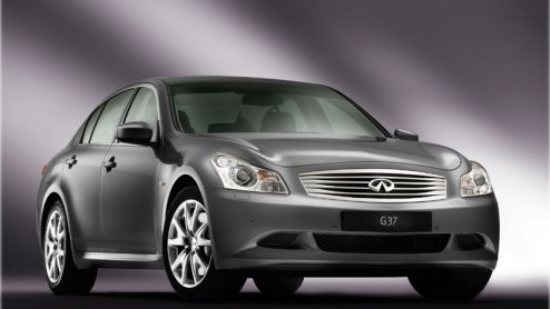 Jawel, het is bijna zover. Over een paar maanden kun je gewoon bij een Nederlandse Infiniti-dealer terecht om zon Amerikaan op de kop te tikken. Eind dit jaar opent namelijk zowel in Amsterdam als in