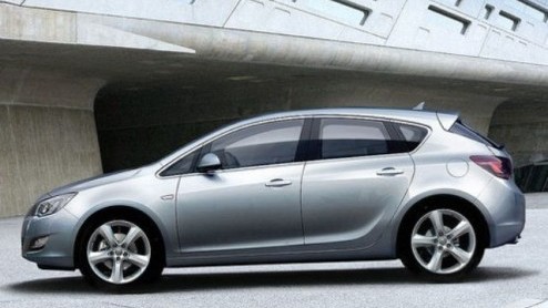 Opel is weer aan het plagen. De nieuwe Astra gaat pas in september uit de doeken, maar de Duitsers houden de verwachtingen hooggespannen door nu een teaser de wereld in te sturen, om zo de tijd te ove