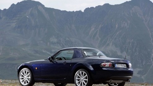 Mazda verraste 17 jaar geleden vriend en vijand door de compacte open sportauto  van oorsprong een Brits domein  opnieuw leven in te blazen. Met groot succes mogen we daar nog aan toe voegen, want o