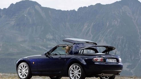 Mazda verraste 17 jaar geleden vriend en vijand door de compacte open sportauto  van oorsprong een Brits domein  opnieuw leven in te blazen. Met groot succes mogen we daar nog aan toe voegen, want o