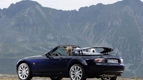 Mazda verraste 17 jaar geleden vriend en vijand door de compacte open sportauto  van oorsprong een Brits domein  opnieuw leven in te blazen. Met groot succes mogen we daar nog aan toe voegen, want o