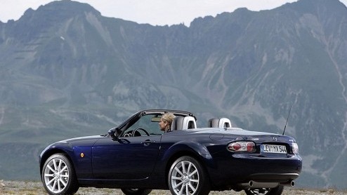 Mazda verraste 17 jaar geleden vriend en vijand door de compacte open sportauto  van oorsprong een Brits domein  opnieuw leven in te blazen. Met groot succes mogen we daar nog aan toe voegen, want o