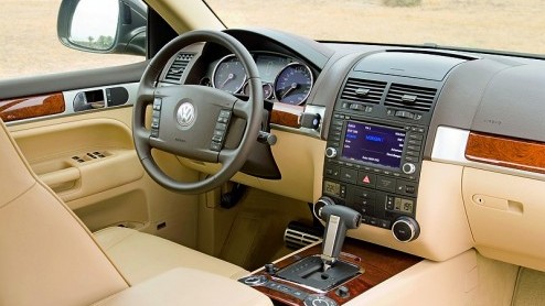 Volkswagen heeft een facelift klaar voor de Touareg. Het nieuwe gezicht debuteert op de autoshow van Parijs op 28 september.