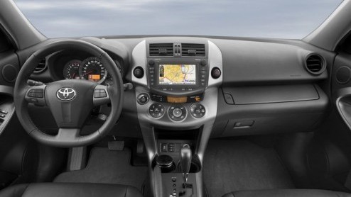 Toyota is goed op dreef met het vernieuwen van het modelgamma. De Aygo kreeg een nieuwe neus, de iQ en Avensis zijn onderweg en ook de Yaris werd opgefrist. Last but not least kan de RAV4 ook rekenen