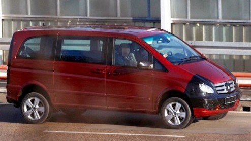 Ondernemend Nederland opgelet! Mercedes-Benz geeft de Viano een facelift. Met een licht geretoucheerd uiterlijk moet deze populaire ondernemersbus de Volkswagen Transporter en Multivan weer de baas zi