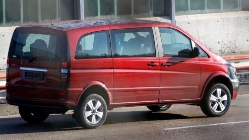 Ondernemend Nederland opgelet! Mercedes-Benz geeft de Viano een facelift. Met een licht geretoucheerd uiterlijk moet deze populaire ondernemersbus de Volkswagen Transporter en Multivan weer de baas zi