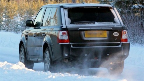 De facelift voor de Range Rover (Sport) zit nog steeds in de pijplijn. Het topmodel van Land Rover werd gesignaleerd in het winterse Scandinavi en kan rekenen op minieme vernieuwingen aan de koets.