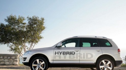 De imposante Touareg wordt een groentje. Volkswagen presenteert een hybride-uitvoering van de SUV, die met een geblazen V6 en een elektromotor maximaal 25% zuiniger met de brandstof omspringt.
