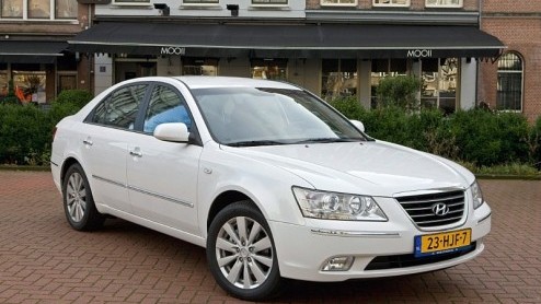 Ja, dat Chrystal White valt wel op. Menig voorbijganger of automobilist laat toch net wat langer zijn oog vallen op onze vernieuwde, sprankelend witte Hyundai Sonata. Zouden ze weten dat het echte nie