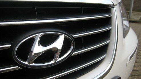 Ja, dat Chrystal White valt wel op. Menig voorbijganger of automobilist laat toch net wat langer zijn oog vallen op onze vernieuwde, sprankelend witte Hyundai Sonata. Zouden ze weten dat het echte nie