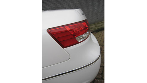 Ja, dat Chrystal White valt wel op. Menig voorbijganger of automobilist laat toch net wat langer zijn oog vallen op onze vernieuwde, sprankelend witte Hyundai Sonata. Zouden ze weten dat het echte nie