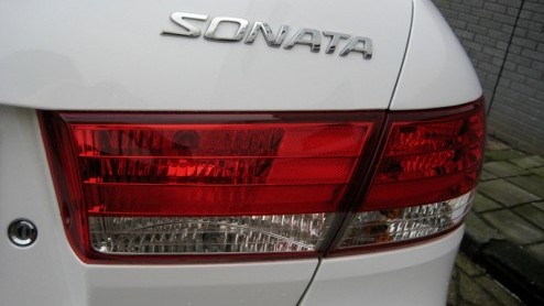 Ja, dat Chrystal White valt wel op. Menig voorbijganger of automobilist laat toch net wat langer zijn oog vallen op onze vernieuwde, sprankelend witte Hyundai Sonata. Zouden ze weten dat het echte nie
