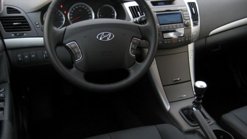 Ja, dat Chrystal White valt wel op. Menig voorbijganger of automobilist laat toch net wat langer zijn oog vallen op onze vernieuwde, sprankelend witte Hyundai Sonata. Zouden ze weten dat het echte nie