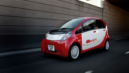 Volgens Mitsubishi heeft de elektrisch aangedreven auto de toekomst. Sterker nog, komende zomer al verfraaid de i-MiEV het straatbeeld in Japan. De auto waar vier volwassen Japanners fatsoenlijk in ku